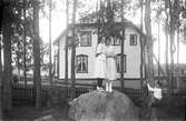 Disponent Nybergs villa i Silfors, Långhed. På stenen Frida och Karin Brovall, vid trädet Holger Brovall.