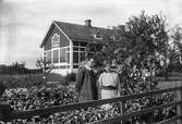 Åsmundshyttans skola, folkskollärare Isidorus Mehlqvist, f. den 14 december 1881, med sin hustru Anna Kristina Mehlqvist född den 9 augusti 1886. Foto före 1922.