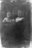 Två barn i Lenninge på 1910-talet.