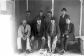 Sittande från vänster: Målar-Erhard Nilsson, byggmästare Borg från Hanebo, okänd, elektriker Linder från Sibo i Hanebo, stående längst till vänster Per Larsson från Lenninge.