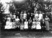 Skolkort 1915. Främre raden från vänster: Einar Lönn, Nils-Nils Stina (Johansson), Flöggs-Marta (Eriksson), Sörgårds-Julia (Persson), Nisse Styf, Anna Svedlund, Smehammar-Anna (Larsson), Lars Wern, Trädgårds-Tilda (Eriksson), Olga Söderberg, Kattnäs-Sixten (Olsson). Andra raden från vänster: Lars-Olsens Karin (Olsson), Lars Bäckvall, Märta på Näset (Nilsson), Lotta Edh, Östen Johansson, Nils-Nils Lars (Johansson), Signe Sjörén, Hilda Styf, Signe Svensson (Flyss), Johan Arvidsson (Viggens), lärarinnan Ester Wennman. Bakre raden från vänster: Mickels-Anna, Trädgårds-Emmy (Eriksson), Hulda Persson (bodde i Ferms), Flöggs-Pelle (Eriksson), Wallners-Anna, Linnéa Wern, Verner Hall, Bengt Johansson, Kattnäs-Anna (Olsson) och Rut Hedberg (Flyss). Östen och Bengt Johansson var barn till skogvaktaren på herrgården.