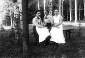 Från vänster: Storpelles-Hilda (Eriksson) (gift med Per), okänd, Anna Liw (kokerska från Hertsjö, anställd på herrgården).
