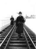 Okända soldater vaktar bron över Voxnan under första världskriget.