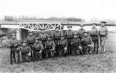 Okända soldater vid bron över Voxnan under första världskriget.