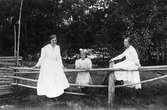 Från vänster systrarna Swanström, Astrid (gift med Målar-Erhard), Margit och Gunborg. I bakgrunden syns Lenningeforsen. Foto 1918-1919.