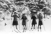 Skidåkerskor i Lenninge, från vänster: Anna Styf, Olga Söderberg, Hilda Styf och Gunborg Swanström.