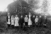 Emmy Svensson (från Målars) med skolklass i Flugbo. Foto ca 1915-1920.