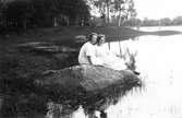 Till vänster Hilda Styf och till höger Olga Söderberg. Foto taget vid Brubergsviken. Näset i bakgrunden.