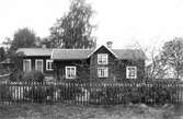 Halls i Lenninge, sett från Målars trädgård. Nuvarande ägare heter Erik Olsson (Lars-Olsens Erik).