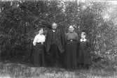 Från vänster: Emma Östberg, född 1883, hennes far Gustav, född 1846, hennes mor Maria, född 1847, och fosterbarnet Elsa. De bodde på Lenninge nr sub 6. Bilden troligen från 1916.