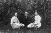 Från vänster: Betty Svedlund, Ivar Ek och Maria Svedlund. Foto ca 1918-1920. Svedlunds bodde på Lenninge 6:30, Ek i banvaktsstugan, den som ännu finns kvar.