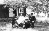 Från vänster: Kusken Andersson på Herrgården, fru Andersson, Helena och Lars Nilsson från Målars. Fotografiet taget i trädgården framför Målars 