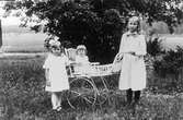 Flickan till höger är Marta Eriksson, född 1905, från 