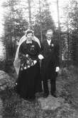 Jan-Pers Per (Persson, född 1866) gifter sig med Marta (syster till Nils-Nils Johan) pingsten 1920. Eftersom Per var liten till växten, står han på en sten!