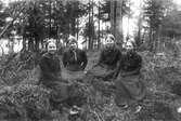 Konfirmationsflickor 1915, sista året man hade svarta kläder på flickorna. Från vänster: Anna Styf, Ebba Wikström, Karin Jonsson (Ol-Ers) och Gunborg Swanström.