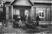 Sally och Gustaf Wååg med dottern Nelly framför sitt nybyggda hus. Året är 1922.