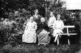 Från vänster: okänd, Hilda Lindberg (från Hamrånge), Maria Östberg, hennes dotter Emma, fosterdottern Elsa (hon var dotter till Hilda Lindberg).
