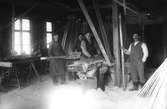 Längst till höger ägaren Teodor Nilsson, övriga okända. Fabriken drevs till någon gång på 1930-talet, blev därefter Hedbergs Snickerifabrik med bl a likkistor som tillverkning. Snickeriet lades ned på 1950-60-talet. Byggnaden revs omkring 1983. Foto mars 1918.
