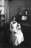 Anna Eriksson (Stor-Pelles), född 1886, med sonen John. Fotot taget inne hos Skinnars, där Anna var anställd.