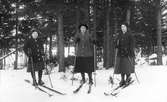 Från vänster: Tyra (född 1907), Anna (född 1900) och Hilda (född 1902) Styf, Voxsätter 4:30.