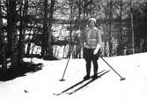 Gunborg Swanström, född 1900, i skiddräkt. Hon deltog flitigt i skidtävlingar på 1920-talet.