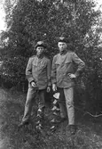 Två okända soldater. Militärer var förlagda till Lenninge under första världskriget för att bevaka broarna över älven.