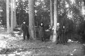 Från vänster: Emil Nilsson, Anna, Lisa och Tilda Eriksson (döttrar till trädgårdsmästaren på herrgården), Herman Larsson och okänd kvinna.