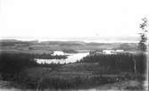 Vy över Lenninge. Bondgården närmast fotografen är 