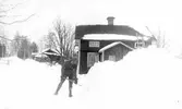 Erhard Nilsson skottar snö utanför 