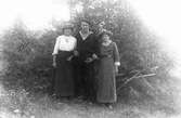 Till vänster Edla Olsson (släkt till Skinnars), till höger Lisa Eriksson, född 1901, dotter till trädgårdsmästaren. Mannen är okänd.
