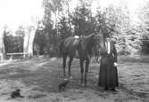 Fru Ella Bellander från herrgården vid sin häst. Foto i september 1918.
