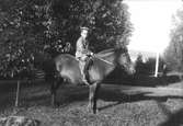 Pojken till häst är troligen fru Bellanders son Kjell, född 1909. Foto i september 1918.