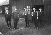 Foto utanför Sandbergs smedja. Personerna är från vänster: Sixten Swanström, K E Swanström (född 1859), okänd, smeden Ågren och sonen Ernst Ågren.