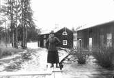 Vårfloden år 1916. Fru Ella Bellander, bruket i Sunnerstaholm, vid Voxnan.