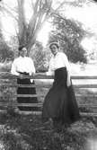 Kvinnan till vänster okänd, till höger Stina Johansson, född 1906, Lenninge 1:3.