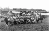 Brovaktare vid järnvägsbron i Lenninge under första världskriget. Till häst bröderna Bellander från Lenninge 6:42, Curt född 1904 och Sixten född 1903.
