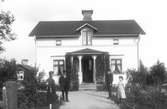 Samling på uppfarten framför okänt hus, personerna ej kända. Foto 6-19 sept 1915.