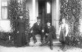 Samlade framför förstukvisten, personerna okända. Foto 6-19 sept 1915.