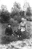 Jonas Persson, född 1913 och modern Brita Persson, född 1894. Hunden hette Mona! Alla från 