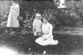 Elin Söderberg, född 1893, Voxsätter 7:1 (gift Haglund), med sonen Gustav. Till vänster ev Märta Olsson, född 1908, Lenninge 11:1. Foto 1916.