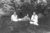 Till vänster Anna Styf, född 1900, Voxsätter 4:30, flickan i mitten okänd, till höger Frida Söderberg, född 1898, Voxsätter 7:1. Foto 1916.