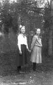 Två okända flickor hand i hand. Foto 2 maj - 10 juni 1917.