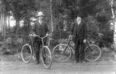 Två okända män på cykeltur. Foto 2 maj - 10 juni 1917.