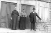 Skinnars, Lenninge 6:14. Från vänster Brita Jonsson, född 1834, Marta Hansson, född 1862 och Per Hansson, född 1867. Foto 2 maj - 10 juni 1917.