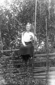 Flickan på gärdesgården är okänd. Foto 2 maj - 10 juni 1917.
