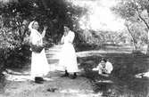 I trädgården på herrgården, Lenninge 6:42. Kvinnorna okända. Foto 1917.