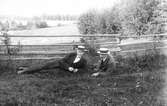 Till vänster Herman Larsson, född 1896, Lenninge 6:32 och till höger Erhard Nilsson, född 1888, Lenninge 6:44. Foto 1917.