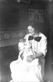 Kvinna med barn i famn. Foto 1917.