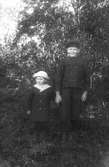 Till vänster Jonas Persson, född 1913, Lenninge 6:14, pojken till höger okänd. Foto 1916.