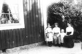 Personerna är från vänster: Signe Winkvist (dotter till Ida Winkvist), Selma Lundquist (född Gustafsson 1890, dotter till banvakt Gustafsson), Maj Winkvist, John Winkvist och Ida Winkvist, född Gustafsson 1882.